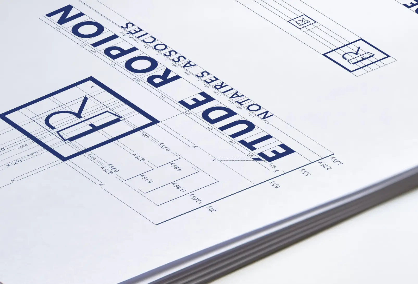Process créatif et croquis du logo de l'Étude ROPION